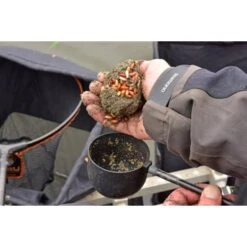 DYNAMITE BAITS Dynamite Swim Stim Commercial Groundbait Silver Fish Betaine Green 900g -Angeln Discounter The short line os kicked off with one ball fo gorundbait with maggots and casters 550x550w 2