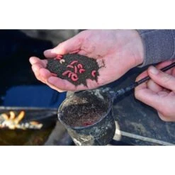 DYNAMITE BAITS Dynamite Swim Stim Groundbait F1 Sweet Black 800g -Angeln Discounter f1 cool water groundbait with maggots 550x550w